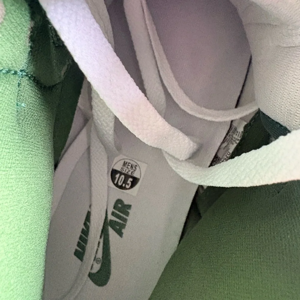 ***NEW*** Jordan 1 High Green and White Sneakers - Picture 6 of 6